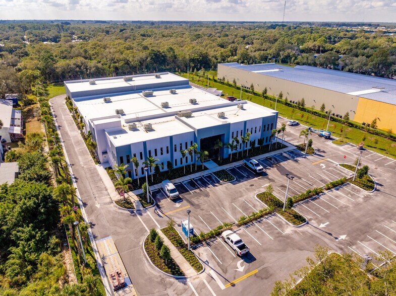 3755 9th SW st, Vero Beach, FL à louer - Photo du bâtiment - Image 3 de 11