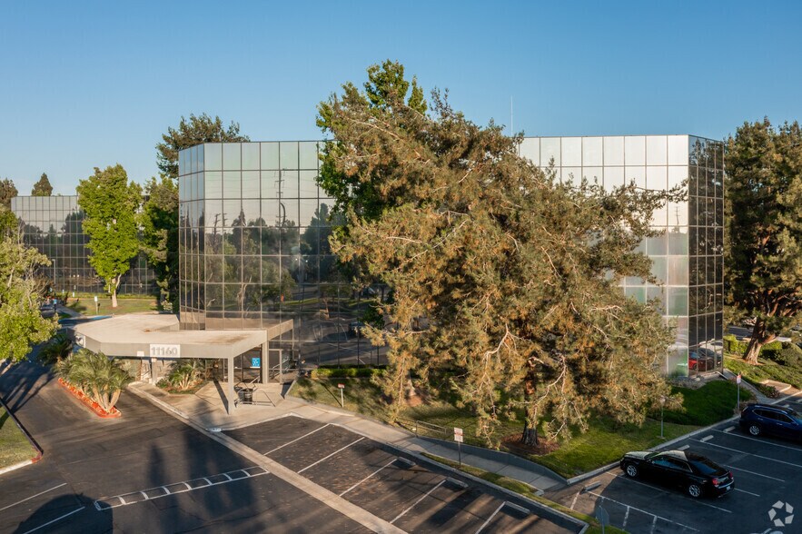 11160 Warner Ave, Fountain Valley, CA à louer - Photo du bâtiment - Image 3 de 4