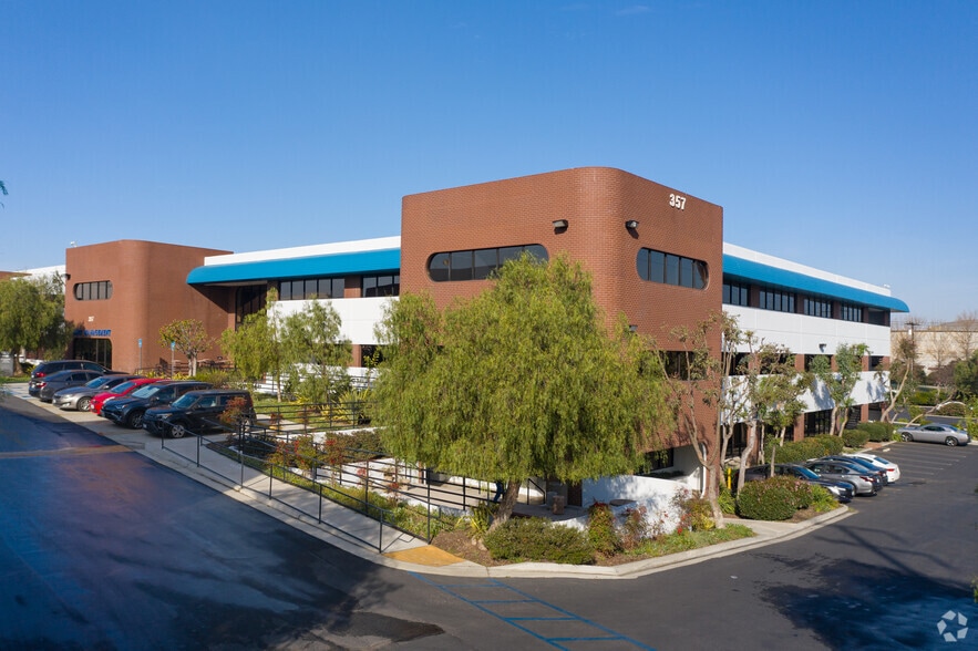 357 Van Ness Way, Torrance, CA à louer - Photo du bâtiment - Image 2 de 17