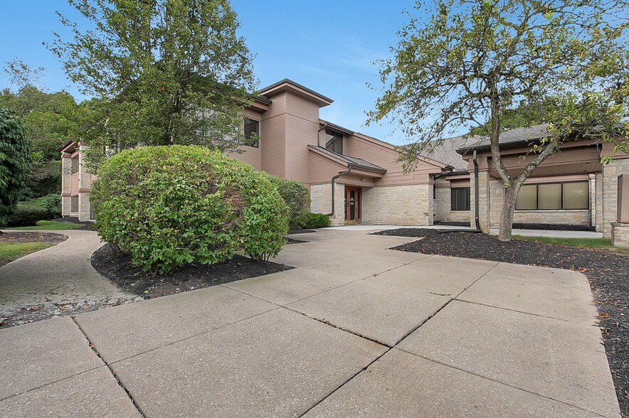 8080 Ravines Edge Ct, Columbus, OH à louer - Photo du bâtiment - Image 2 de 6