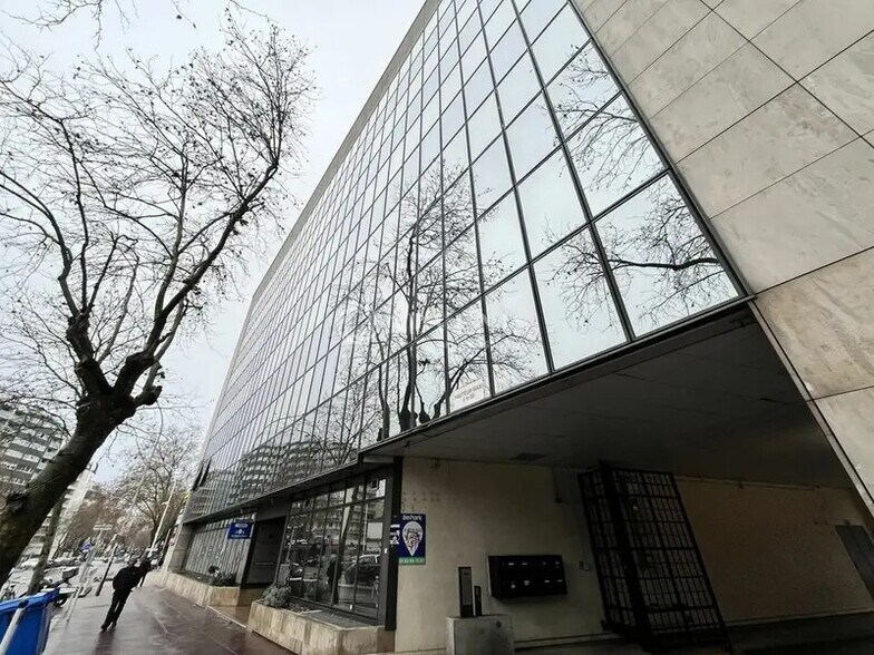 Bureau dans Montrouge à louer - Photo du bâtiment - Image 3 de 7