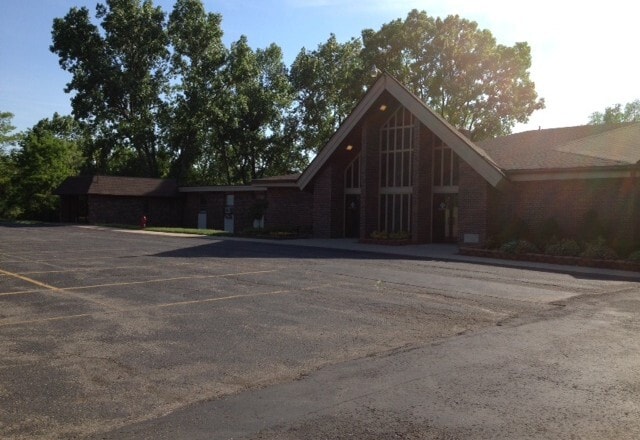 23233 Drake Rd, Farmington, MI for lease - Primary Photo - Image 1 of 1