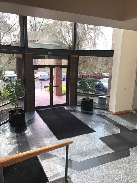 999 Oronoque Ln, Stratford, CT à louer - Hall d’entrée - Image 2 de 7