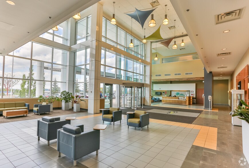 2535 3rd Ave SE, Calgary, AB à louer - Hall d’entrée - Image 3 de 7