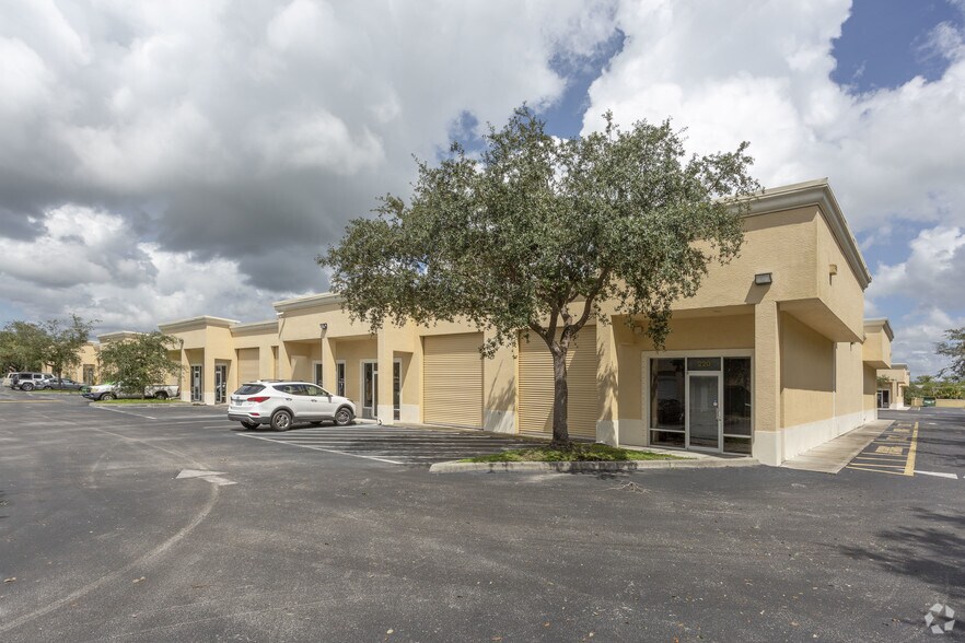 3894 Mannix Dr, Naples, FL à vendre - Photo du bâtiment - Image 3 de 3