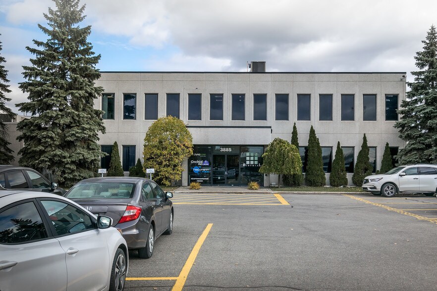 3885 Boul Industriel, Laval, QC for lease - Primary Photo - Image 1 of 1