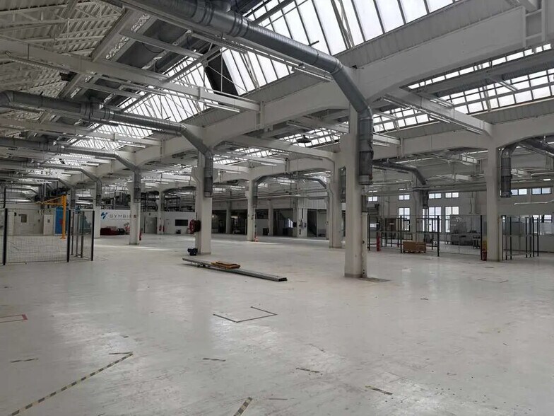 Office in Vénissieux for lease - Building Photo - Image 3 of 15