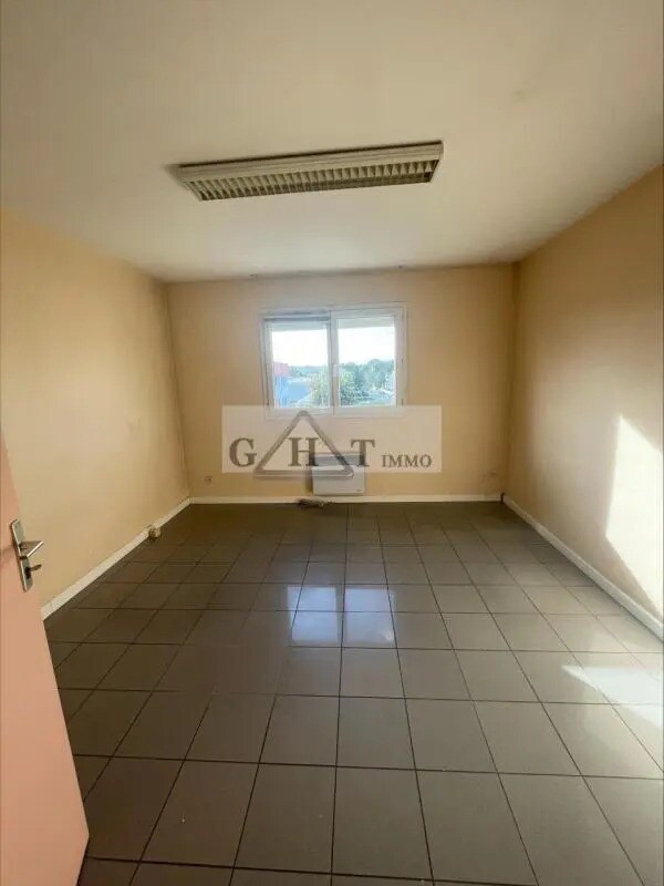 Office in Courtry for lease Interior Photo- Image 1 of 4