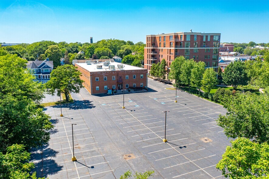 552 S Washington St, Naperville, IL à louer - Photo du bâtiment - Image 2 de 4