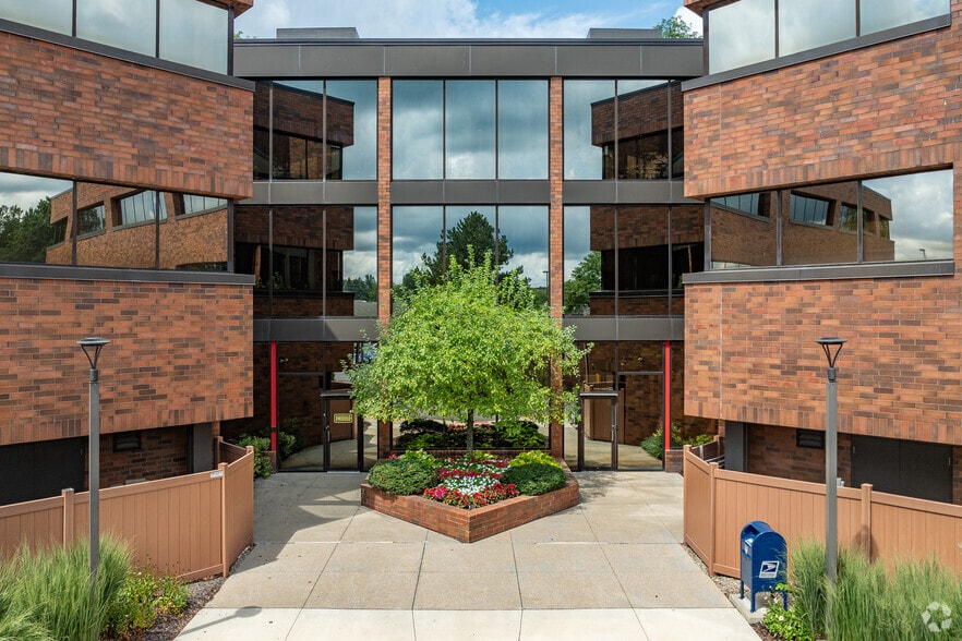 6000 Parkland Blvd, Mayfield Heights, OH à louer - Photo du bâtiment - Image 3 de 13