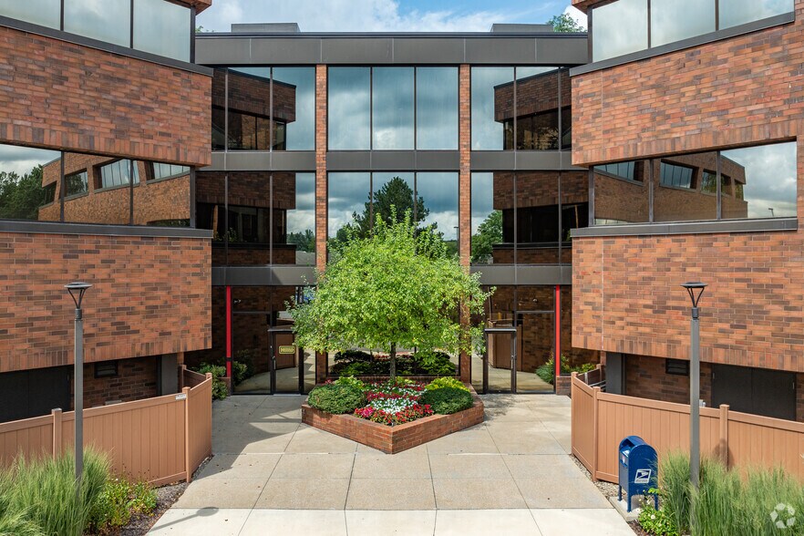 6000 Parkland Blvd, Mayfield Heights, OH à louer - Photo du bâtiment - Image 3 de 13