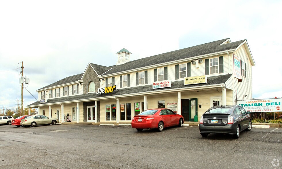 Canal Center Properties portefeuille de 5 propriétés à vendre sur LoopNet.ca - Photo principale - Image 2 de 4