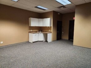 2617 1st Ave E, Newton, IA for lease Interior Photo- Image 2 of 5