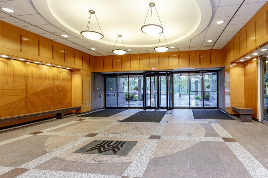 9401 Indian Creek Pky, Overland Park, KS for lease - Lobby - Image 3 of 11