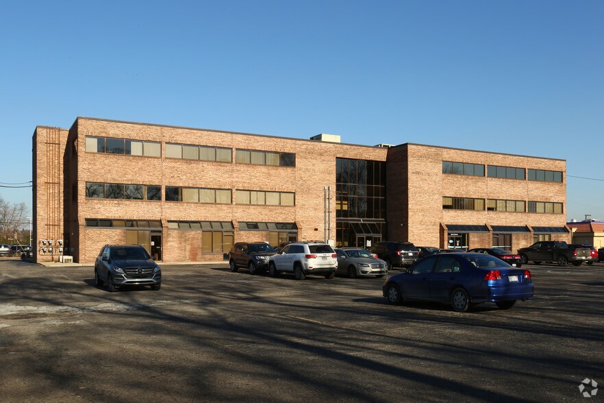 215-217 W Ann Arbor Rd, Plymouth, MI à louer - Photo du bâtiment - Image 2 de 9