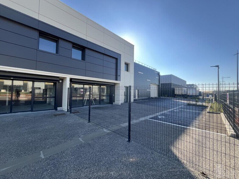 Industrial in Le Mesnil-Amelot for lease - Building Photo - Image 1 of 10