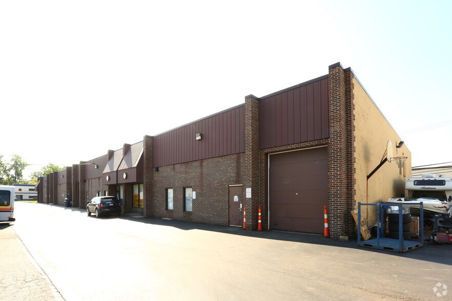 5727-5767 E Executive Dr, Westland, MI à louer - Photo du bâtiment - Image 2 de 5