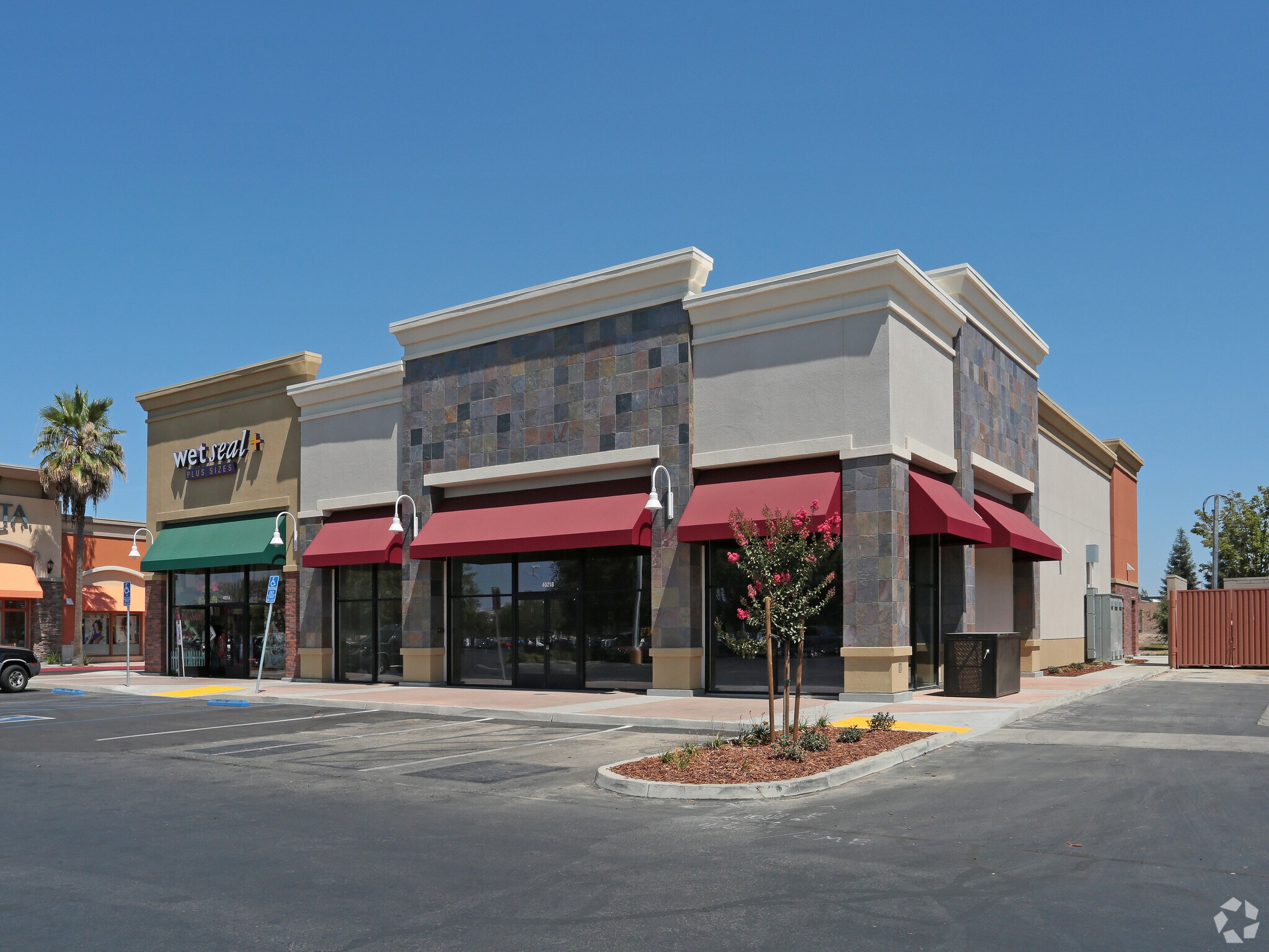 4021 S Mooney Blvd, Visalia, CA for lease Primary Photo- Image 1 of 9