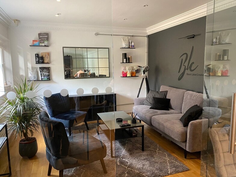 79A High St, Esher for lease - Interior Photo - Image 2 of 13