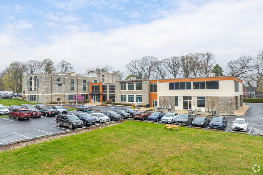 40 Lloyd Ave, Malvern, PA à louer - Photo du bâtiment - Image 2 de 5