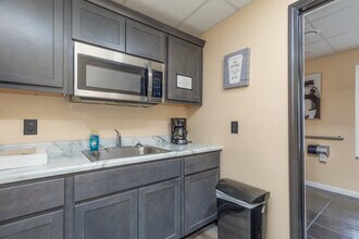 2012 Woodson Rd, Overland, MO à vendre Photo intérieure- Image 2 de 3