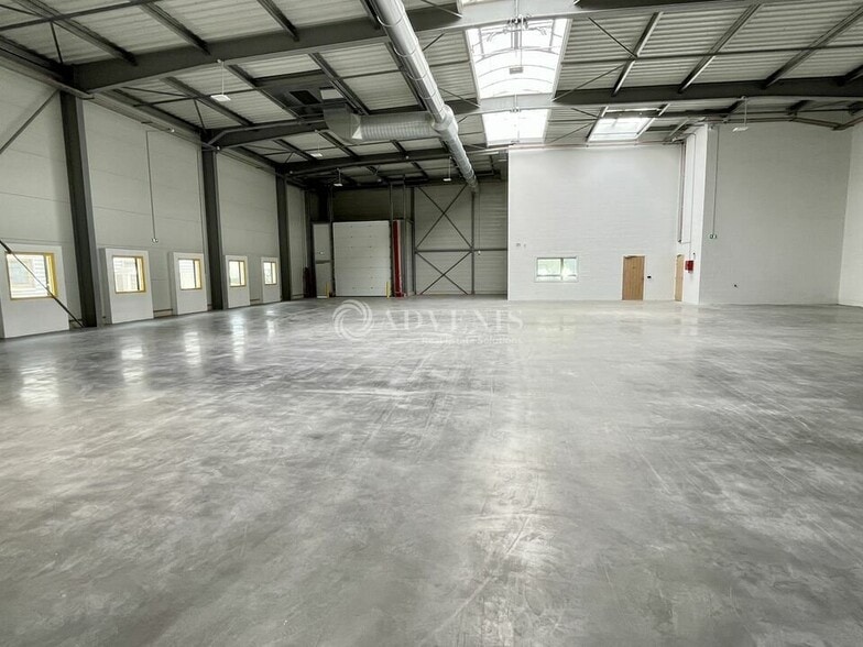 Flex in Le Mesnil Amelot for lease - Building Photo - Image 2 of 7
