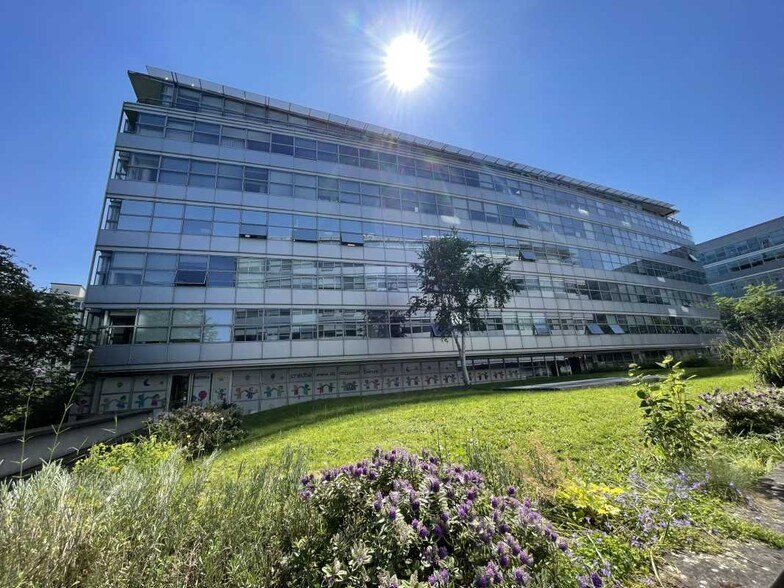 Bureau dans Pantin à louer - Photo du bâtiment - Image 1 de 17