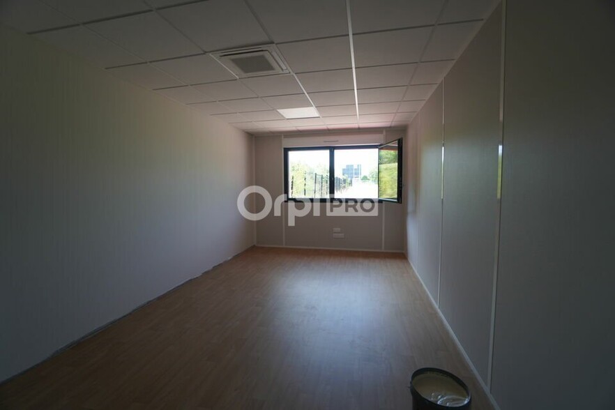 Office in Saint Apollinaire for lease - Interior Photo - Image 2 of 6