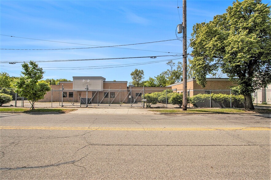 1206 E Crosstown Pky, Kalamazoo, MI for lease - Building Photo - Image 2 of 37