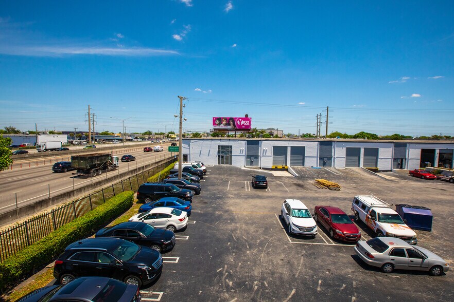 6100-6144 NW 74th Ave, Miami, FL à louer - Photo du bâtiment - Image 3 de 16