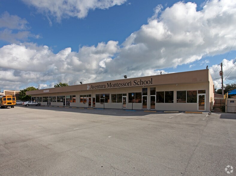 111-125 SE 1st Ave, Hallandale Beach, FL for lease - Primary Photo - Image 1 of 10