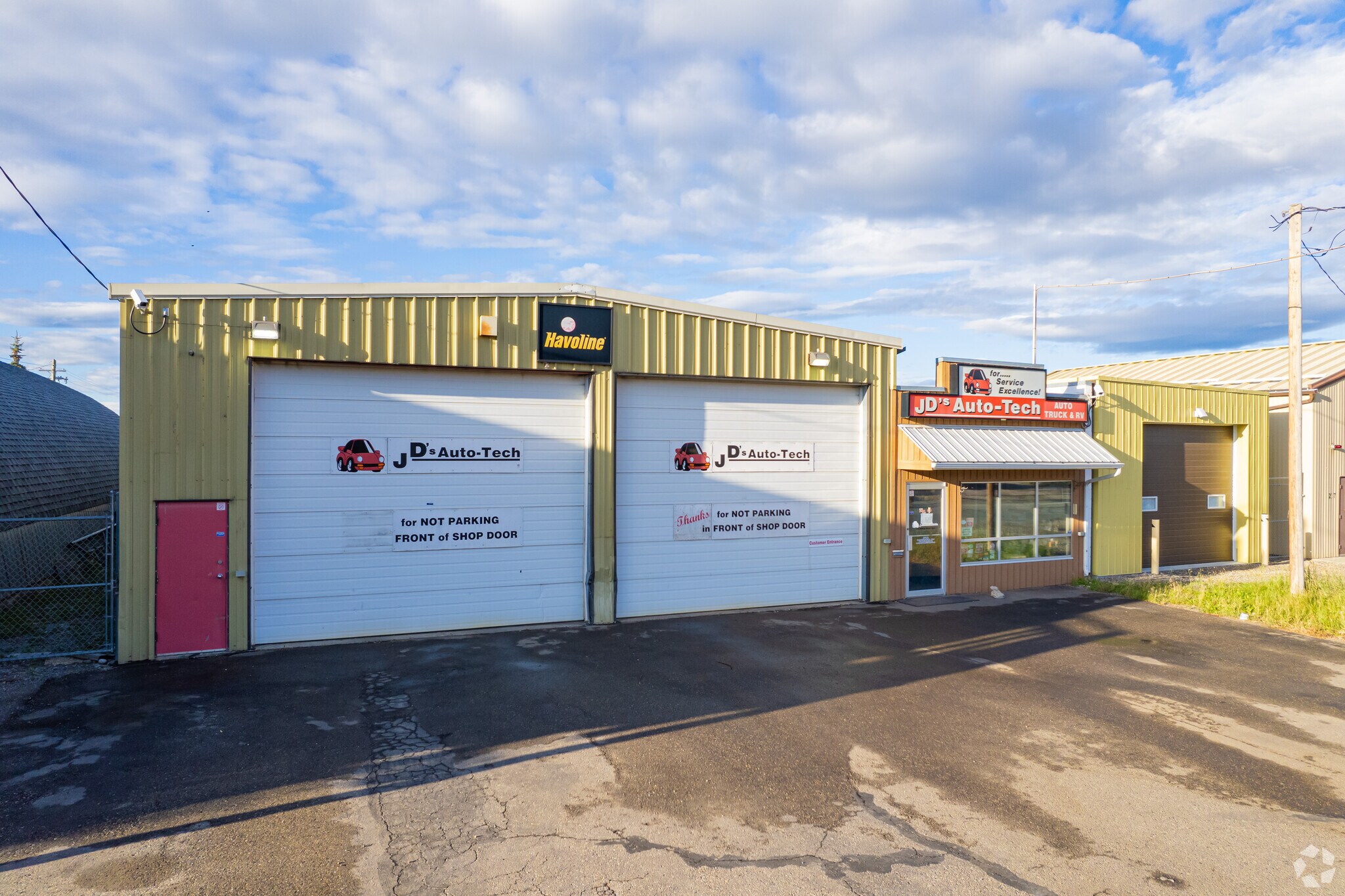 221 Railway St E, Cochrane, AB à vendre Photo principale- Image 1 de 1