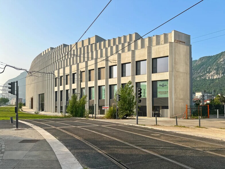 Bureau dans Grenoble à louer - Photo du bâtiment - Image 2 de 10