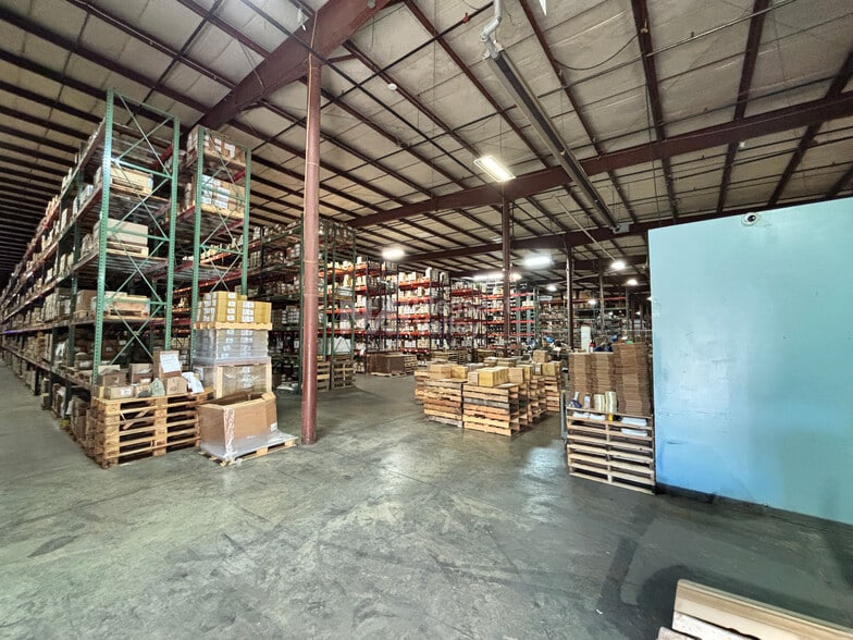 7825 Hub Pky, Valley View, OH for lease - Building Photo - Image 3 of 4