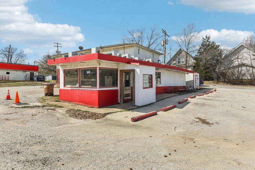 201 Dearborn St, Hillsboro, IL for sale - Building Photo - Image 2 of 21