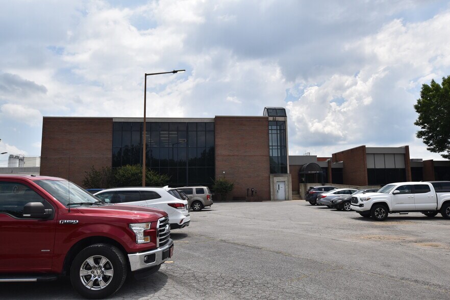 5901 Shallowford Rd, Chattanooga, TN à louer - Photo du bâtiment - Image 2 de 9