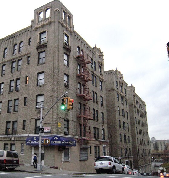 990 Gerard Ave, Bronx, NY à louer - Photo du bâtiment - Image 2 de 29