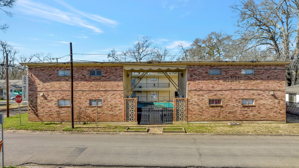 901 Raguet St, Nacogdoches, TX à vendre - Photo du bâtiment - Image 1 de 1