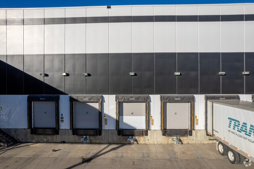 4040-8081 40 St SE, Calgary, AB for lease - Building Photo - Image 3 of 5