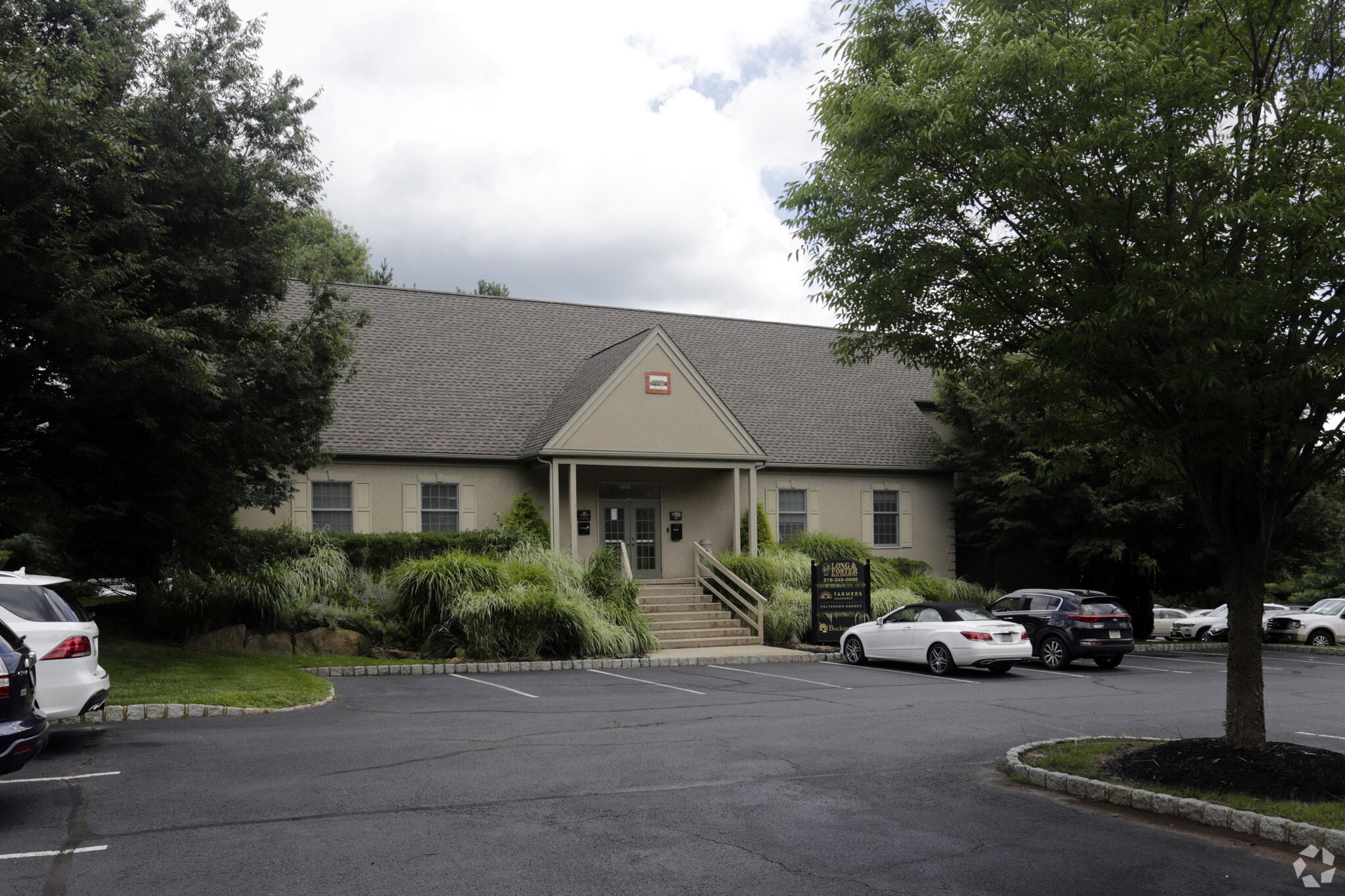 Hyde Park-Doylestown portfolio of 5 properties for sale on LoopNet.ca Primary Photo- Image 1 of 6