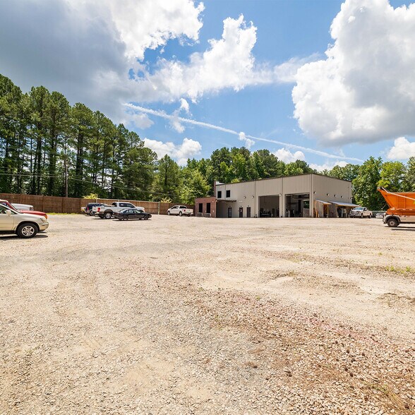 608 S Hoover Rd, Durham, NC à louer - Photo du bâtiment - Image 3 de 9