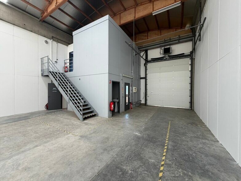 Flex in Dardilly for lease - Interior Photo - Image 2 of 6