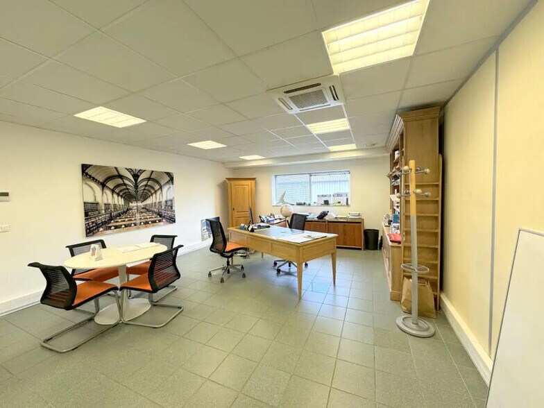 Office in Houilles for lease - Interior Photo - Image 3 of 11