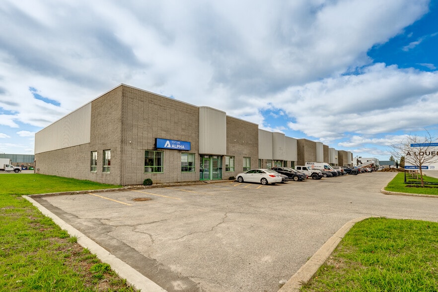 894-930 Rue Bergar, Laval, QC à louer - Photo du bâtiment - Image 2 de 7