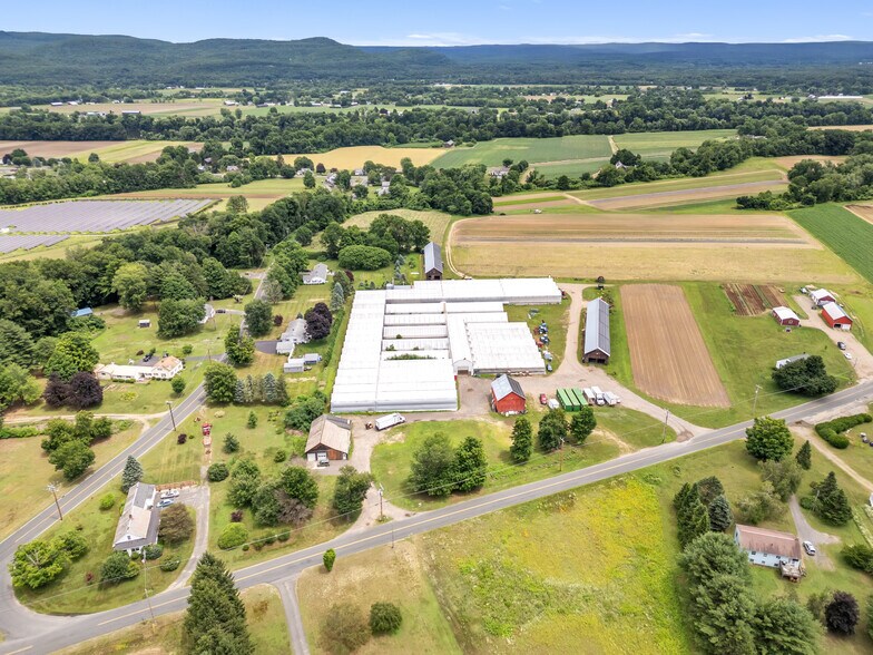 216 Long Plain Rd, South Deerfield, MA à vendre - Photo du bâtiment - Image 2 de 13