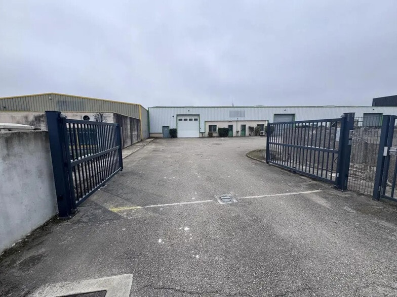 Office in Pusignan for lease - Building Photo - Image 2 of 5