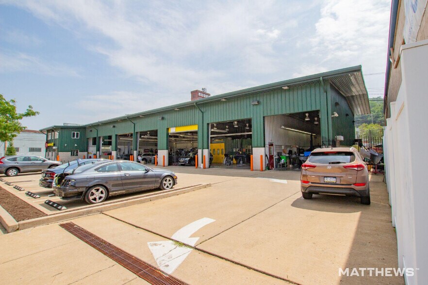 CITY COLLISION PORTFOLIO portefeuille de 2 propriétés à vendre sur LoopNet.ca - Photo du bâtiment - Image 2 de 5