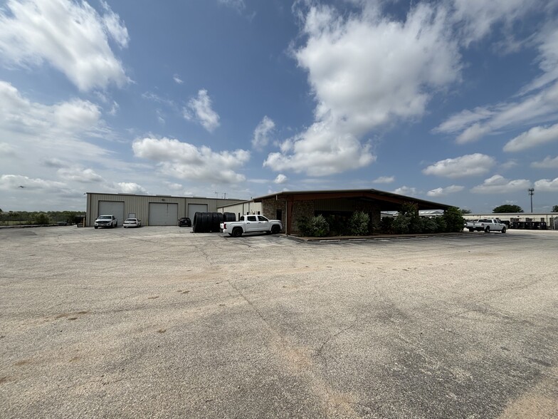 5400 W US Highway 90, San Antonio, TX à vendre - Photo du bâtiment - Image 1 de 1