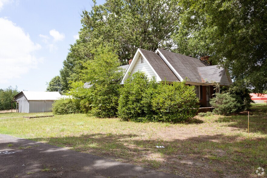 237 W Plaza Dr, Mooresville, NC à louer - Photo du bâtiment - Image 3 de 3