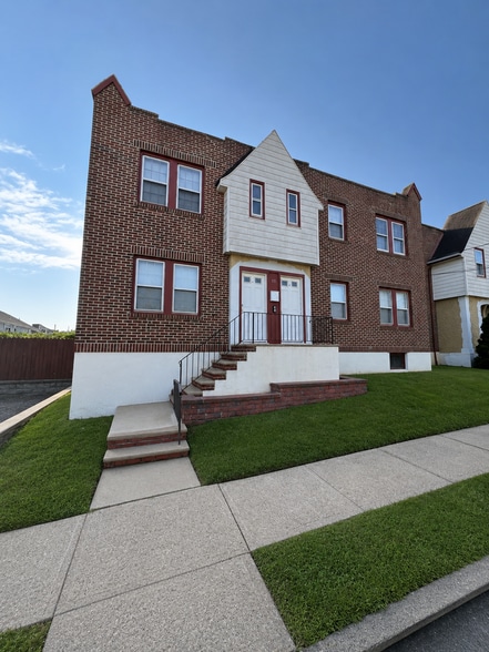 11 Mundy Ave, Staten Island, NY for sale - Primary Photo - Image 1 of 8